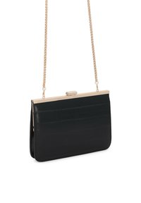 Μαύρο ορθογώνιο τσαντάκι clutch με χρυσό πλαίσιο και κούμπωμα, με λεπτή χρυσή αλυσίδα ως λουράκι ώμου.