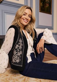 Love & Roses EMBROIDERED SHEARLING  - REGULAR FIT - Chaleco - black