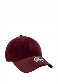 Cappellino da baseball color bordeaux con logo "LA" ricamato, design strutturato, visiera curva e adesivo con la taglia sulla visiera. Tessuto morbido.