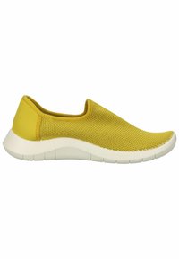Baskets jaunes à enfiler en matériau en maille avec une surface texturée. La semelle est blanche et possède un motif de sculpture segmenté pour une meilleure adhérence.