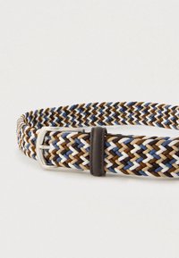 Cinturón trenzado en azul, marrón, beige y blanco con hebilla plateada y pase de cuero marrón oscuro sobre fondo blanco.