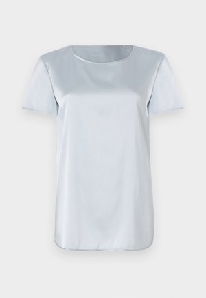 Lyseblå kortermet topp laget av glatt stoff, med rund hals og rett snitt som har en subtil glans. Ingen synlige mønstre eller logoer.