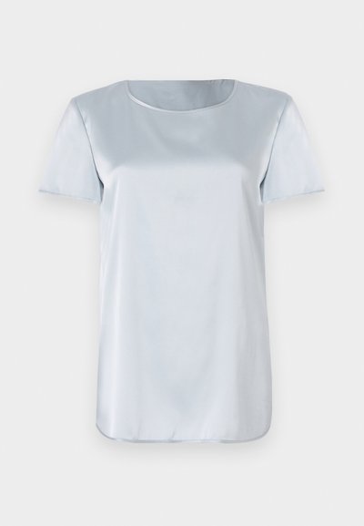 T-shirt de manga curta azul-claro, feita de um tecido suave, com decote redondo e corte reto, apresentando um brilho sutil. Sem padrões ou logótipos visíveis.