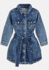 Sukienka dżinsowa z kołnierzykiem, długimi rękawami, przednimi kieszeniami i paskiem. Ozdobiona małym haftem kwiatowym i srebrnymi guzikami.