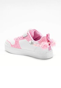 Sneaker bianco con accenti glitterati rosa, fodera rosa e perline floreali decorative al tallone. Presenta una parte superiore testurizzata e una suola robusta.