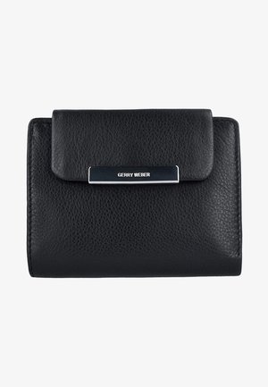 Portefeuille en cuir noir avec une finition texturée, doté d'une fermeture à rabat et d'une plaque logo en argent à l'avant. Design compact et de forme carrée.