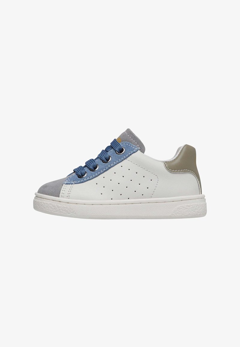 Baskets avec un corps en cuir blanc, des lacets bleus, un bout en daim gris, et un accent talon métallique doré. Présente un design perforé sur les côtés.