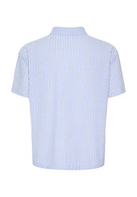 Camicetta a maniche corte in blu chiaro e bianco a righe verticali. Presenta un colletto pulito e una vestibilità rilassata, realizzata in tessuto leggero.