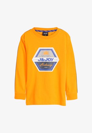 Langemouwen, feloranje t-shirt met een hexagonaal grafisch ontwerp met blauwe en witte accenten, de tekst 'J&JOY' en een zonillustratie.