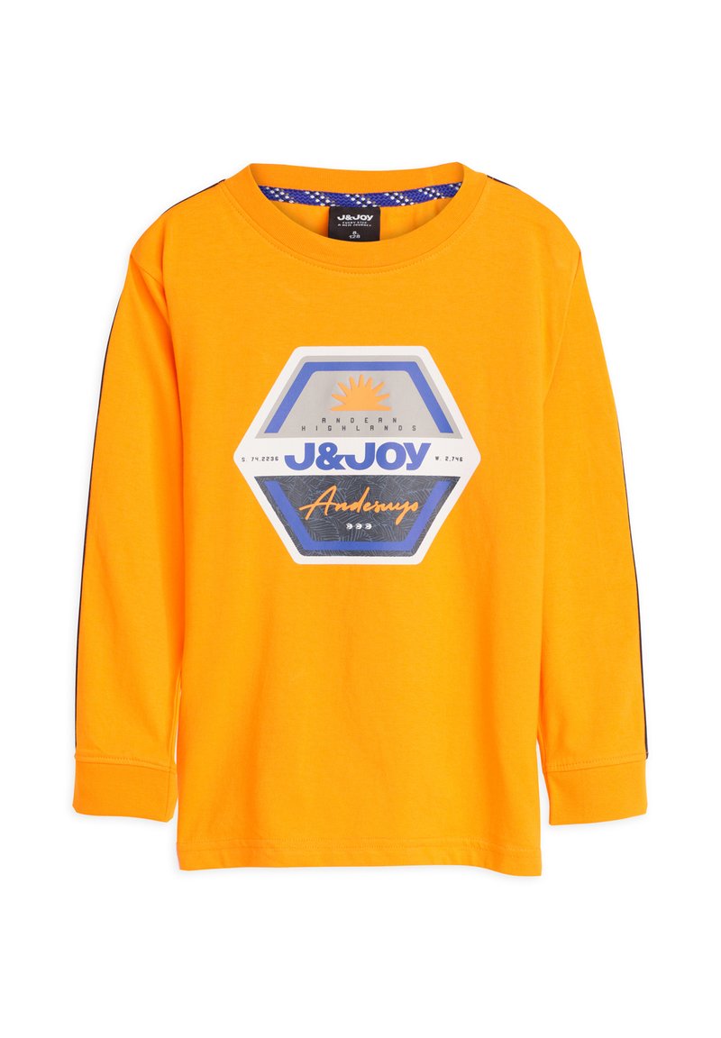 Langemouwen, feloranje t-shirt met een hexagonaal grafisch ontwerp met blauwe en witte accenten, de tekst 'J&JOY' en een zonillustratie.
