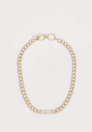 Złoty naszyjnik z zaokrąglonymi ogniwami i zapięciem na toggle, z małymi inicjałami "RL" na prostokątnej blasze.