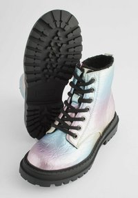 Bottines métalliques multicolores avec une finition texturée, semelle en caoutchouc noire et lacets noirs. À l'intérieur, elles possèdent une doublure douce.