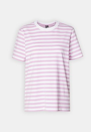 T-shirt à manches courtes de couleur rose clair avec des rayures horizontales blanches. Fabriqué en coton, il présente un col rond et une coupe décontractée.