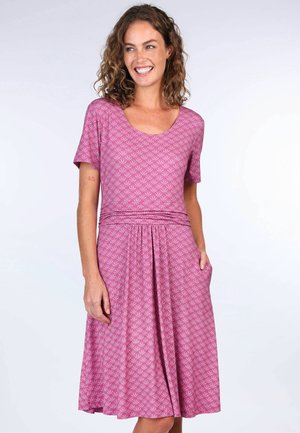 Rotes Kleid mit floralem Muster, kurzen Ärmeln, Rundhalsausschnitt, Taillendetails und seitlichen Taschen. Hergestellt aus weichem, dehnbarem Stoff.