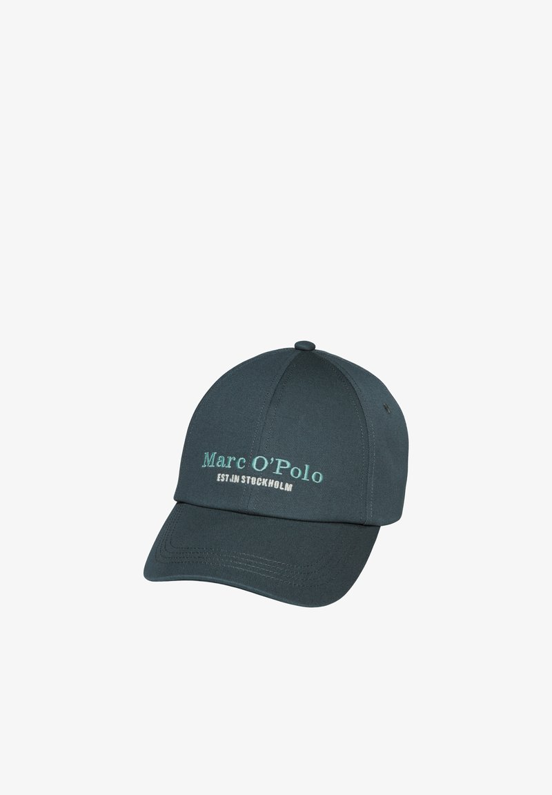 Cappellino da baseball verde petrolio scuro con visiera curva, con testo azzurro chiaro "Marc O’Polo" e testo bianco "EST. IN STOCKHOLM" sul davanti.