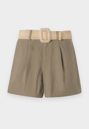 Khaki-Shorts mit Falten, ausgestattet mit einem breiten gewebten beigen Gürtel und einer rechteckigen Schnalle, die mit kleinen weißen Akzenten verziert ist.