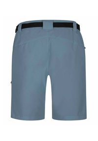 Himmelblaue Shorts mit glatter Textur, ausgestattet mit Gürtelschlaufen und zwei Seitentaschen. Einfaches Design, knielanger Schnitt.