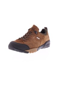 Bruine suède sneakers met een zwart rubberen neuskap, textuur mesh voering en gemusterde veters. Voorzien van een flexibele zool voor comfort.