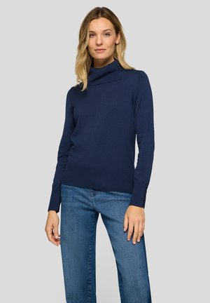 Marineblauer Rollkragenpullover mit geripptem Saum und Bündchen, verziert mit dekorativen Knöpfen an der Schulter. Weicher, strukturierter Stoff, schlanke Passform.