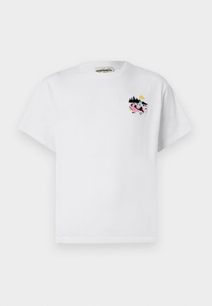 Hlavní bílý bavlněný tričko s krátkým rukávem, s barevným výšivkovým vzorem na hrudi, znázorňujícím hory, slunce a květiny.