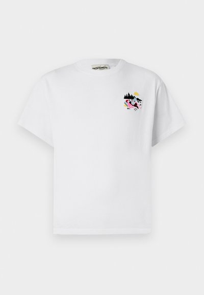 Hlavní bílý bavlněný tričko s krátkým rukávem, s barevným výšivkovým vzorem na hrudi, znázorňujícím hory, slunce a květiny.