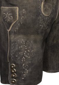 Shorts en cuir gris foncé avec broderies claires, une poche avant et des boutons décoratifs sur le côté. Fini à texture douce.
