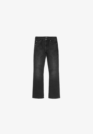 Jeans in denim nero con taglio a gamba dritta, design a cinque tasche, chiusura con bottone e sfumature leggere sulle cosce.