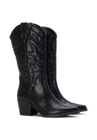 Botas de vaquero de cuero negro con punteras puntiagudas, patrones de bordado intrincados en la parte superior y un tacón bloque de altura media.