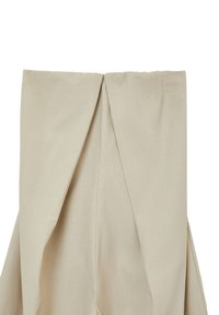 Tessuto beige con una consistenza liscia, caratterizzato da dettagli plissettati nella parte superiore. Il design presenta un approccio sottile e minimalista con linee pulite.