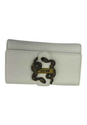 Clutch in pelle bianca con chiusura a forma di serpente dorata e targhetta dorata con incisione "Just Cavalli" sul davanti.