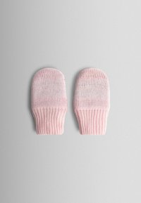 Muffole rosa lavorate a maglia con polsino a coste e cima arrotondata. Materiale leggero con una consistenza morbida e una leggera variazione di colore.