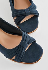 Next FOREVER COMFORT BOW REGULAR WIDE FIT - Sandály na platformě - navy