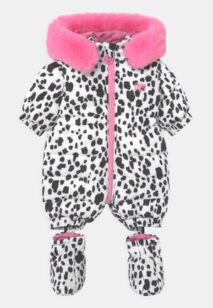 Pelele acolchado con manchas de dálmata en blanco y negro, capucha de piel sintética rosa, cierre frontal de cremallera y botitas a juego con puños elásticos.