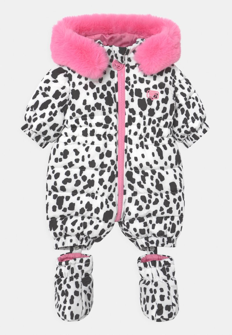 Zateplený snowsuit s černobílými dalmatinskými tečkami, růžovou umělou kožíškovou kapucí, předním zipovým uzávěrem a odpovídajícími botičkami s elastickými manžetami.