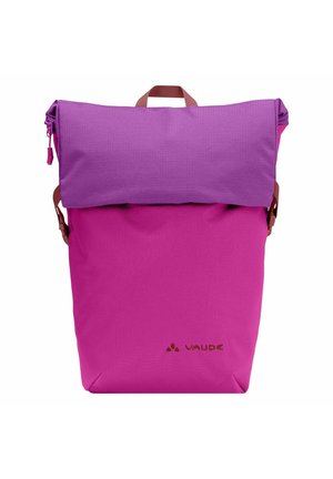 Mochila bicolor púrpura con solapa superior, hebillas laterales y logotipo de Vaude en el centro frontal.