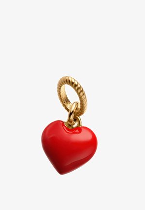 Bucle de oro con textura retorcida sosteniendo un brillante charm en forma de corazón rojo con superficie lisa sobre un fondo blanco.