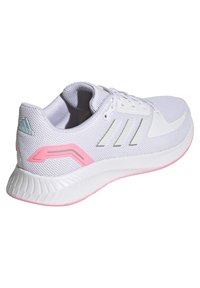 Scarpa da ginnastica bianca realizzata in materiale a rete con dettagli rosa. Presenta tre strisce riflettenti e una suola in gomma texturizzata per una migliore aderenza.