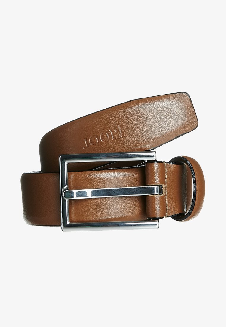 Bruine leren riem met een gladde textuur en een glanzende zilveren rechthoekige gesp. Merken naam "JOOP!" in het leer gedrukt.
