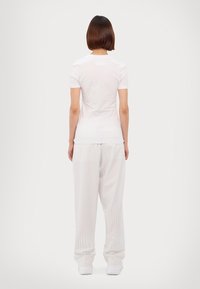 Versace Jeans Couture LOGO FLOCK - T-shirts med print - white