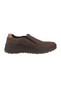 Scarpe slip-on in pelle marrone con una finitura testurizzata, dotate di pannelli laterali elasticizzati e suola in gomma. Il design include dettagli di cucitura sottili.