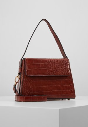 Rote Handtasche aus Kunstkrokodilleder mit strukturiertem Design, einem oberen Griff und abnehmbarem Schultergurt. Verfügt über einen Klappenverschluss und goldene Beschläge.