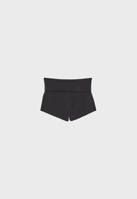 Shorts en tissu noir à taille rabattue avec une silhouette ajustée, présentés à plat sur un fond gris clair.