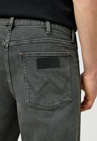 Wrangler Blugi loose fit - sandstorm