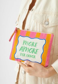 Multikleurige ritstas met roze en gele strepen, met een roomkleurig middenstuk waarop "MORE AMORE POR FAVOR" in groene tekst staat.