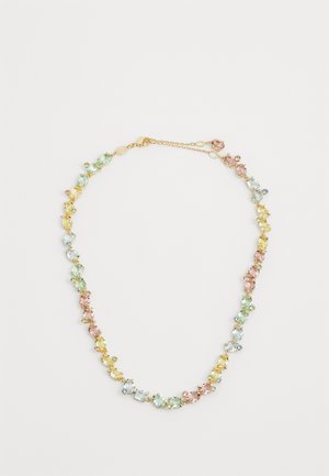 Collier doré orné de gemmes pastels variées en différentes formes, y compris ovales et rondes, disposées en un motif alterné.