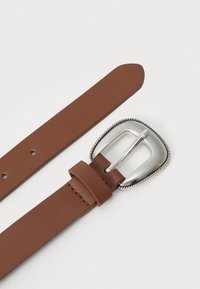 Ceinture en cuir marron avec une boucle carrée en métal argenté ornée d'un bord décoratif. Texture lisse et plusieurs trous ajustables pour la taille.
