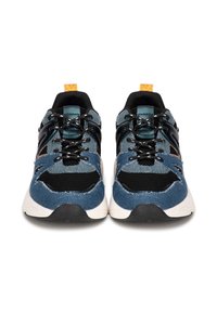 Blaue und schwarze Sportschuhe aus Wildleder und Mesh-Materialien, schwarze Schnürsenkel und ein oranger Ziehgriff an der Ferse. Abgerundete, gepolsterte Sohlen.