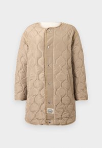 Beige dlouhý prošívaný kabát s vlnkovým prošíváním, zapínání na cvoky, kulatý výstřih, dvě boční kapsy a malá značka blízko spodního lemu.