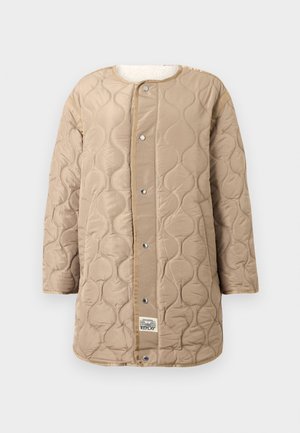 Beige lange gewatteerde jas met golfsteeking, drukknoopsluiting, ronde hals, twee zijzakken en een klein merkembleem nabij de zoom.