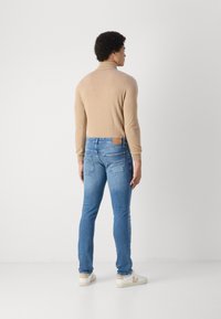 Tommy Jeans SCANTON SLIM - Vaqueros slim fit - denim medium
